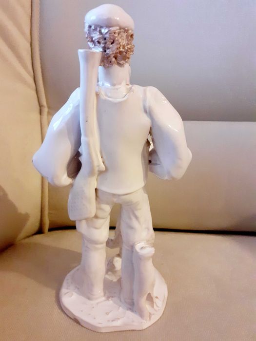 Порцеланова фигура Ловец