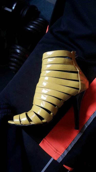 Разни яки обувки