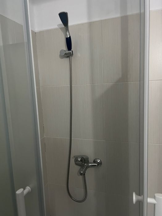 Baie completa cu cabină de duș, ghiuveta, mască de ghiuveta, bateri ghiuveta și cabina de duș, oglinda etc