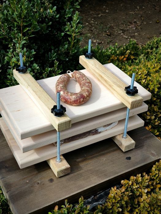 Преса, стяга за пастърма, суджуци и други домашни  мезета