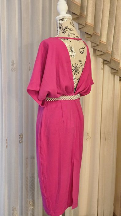 Rochie roz fucsia cu spatele gol!