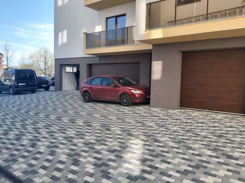 Usi de garaj cu pietonala