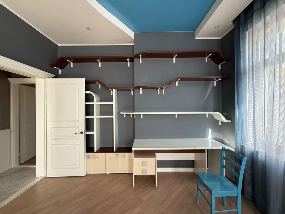 Мебель спальный ,шкаф ,тумбо,кровать