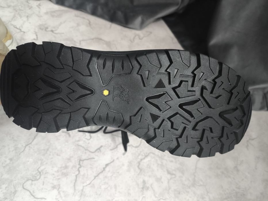 Продам кроссовки осень весна camel