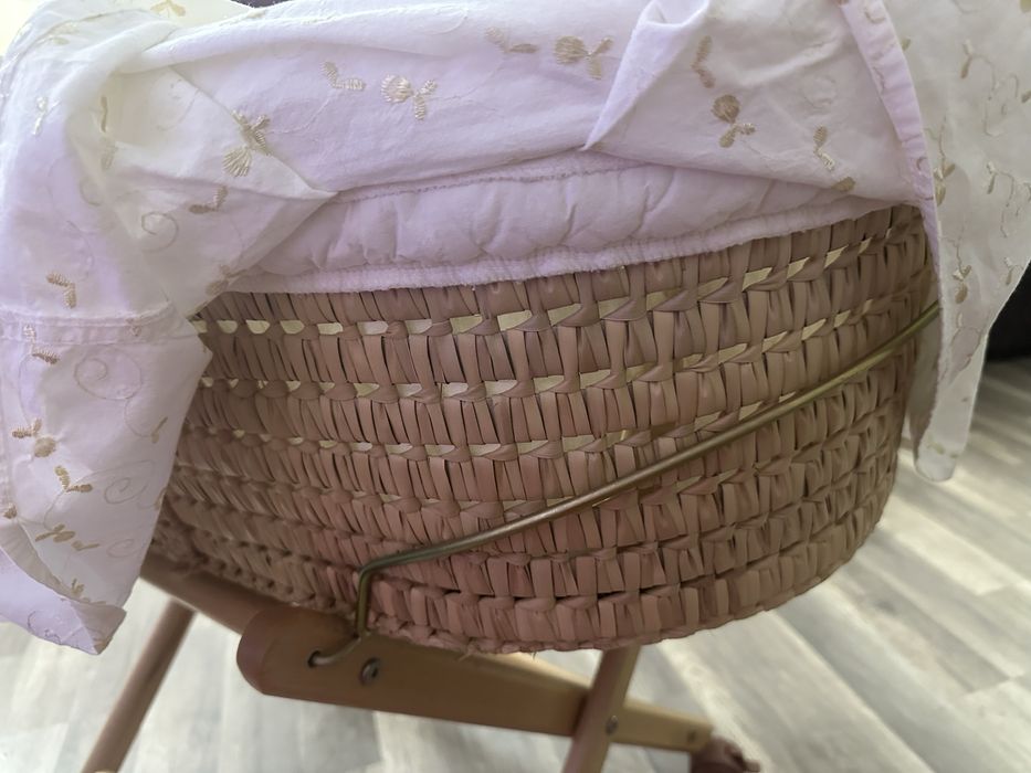 Плетен кош за бебе , със стойка на колела