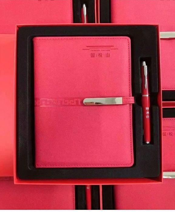 Подарок на 8 марта ежедневник подарочный набор