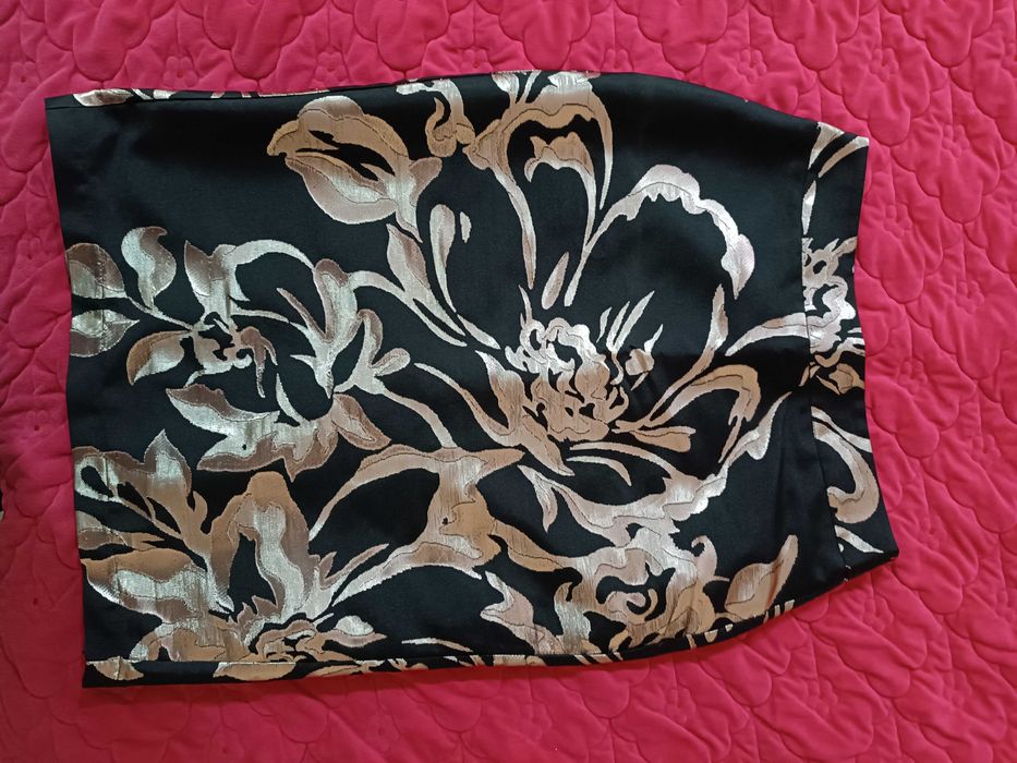 Нарядный красивый костюм с юбкой