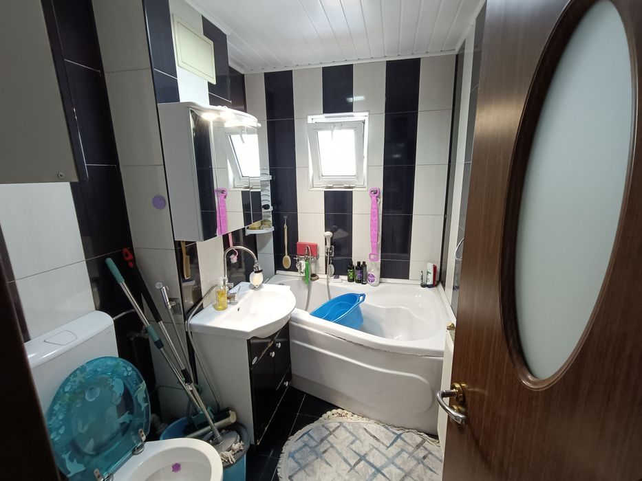Apartament 3 camere 2 Balcoane 2 bai etaj 2!