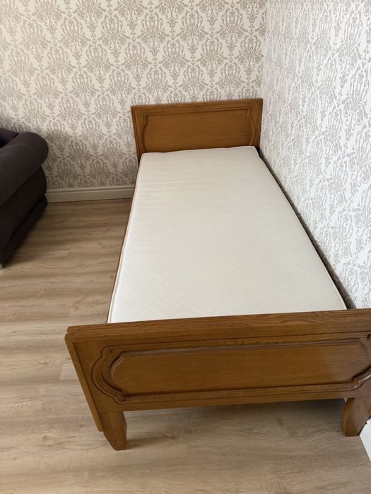 Кровать односпальная с матрасом