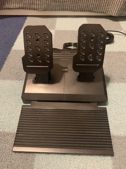 Volan PlayStation, pedale, și 12 jocuri