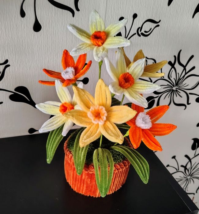 Ghiveci decorativ handmade din sârmă plușată
