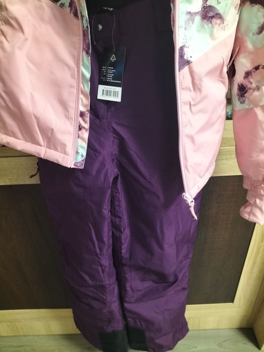 Geacă și pantaloni de ski pentru fetițe vârsta 8-10 ani.