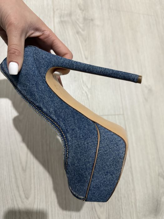 Обувки Casadei носени веднъж