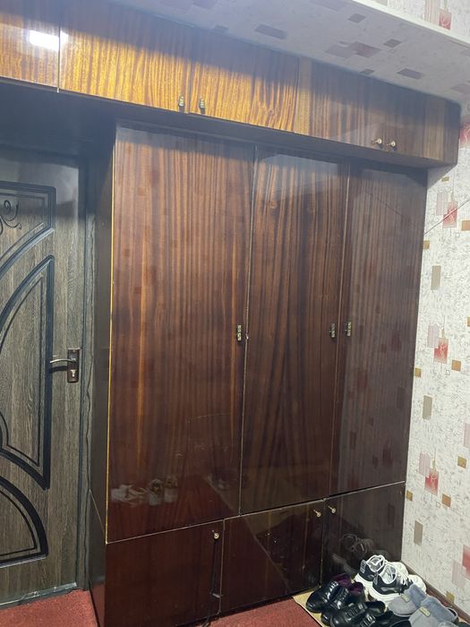 Шкаф лакированный сотилади