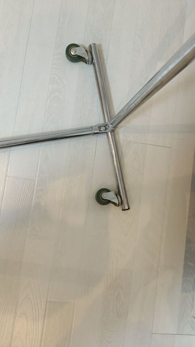 Гардеробная вешалка для одежды