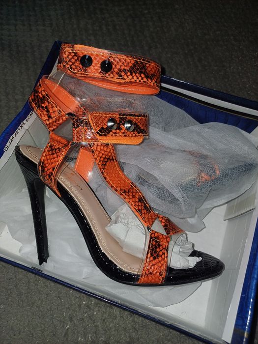 Sandale cu toc înalt de vânzare