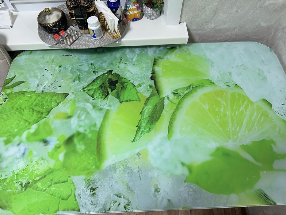 Продам стеклянный стол б/у