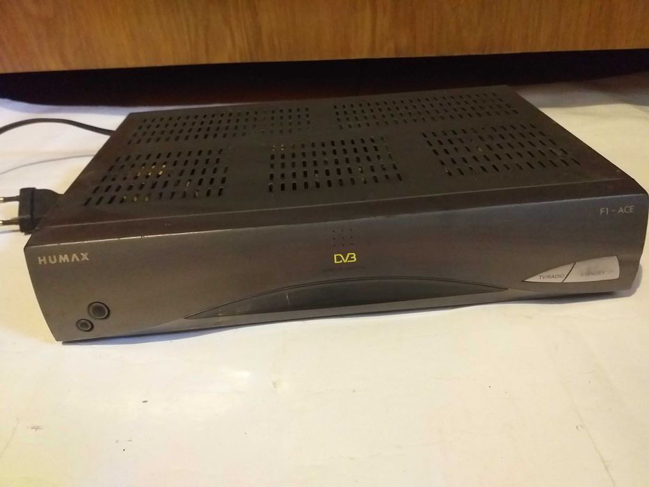 3 receiver/receptor satelit si cablu:STRONG 8106;‐HUMAX F1;Technisat