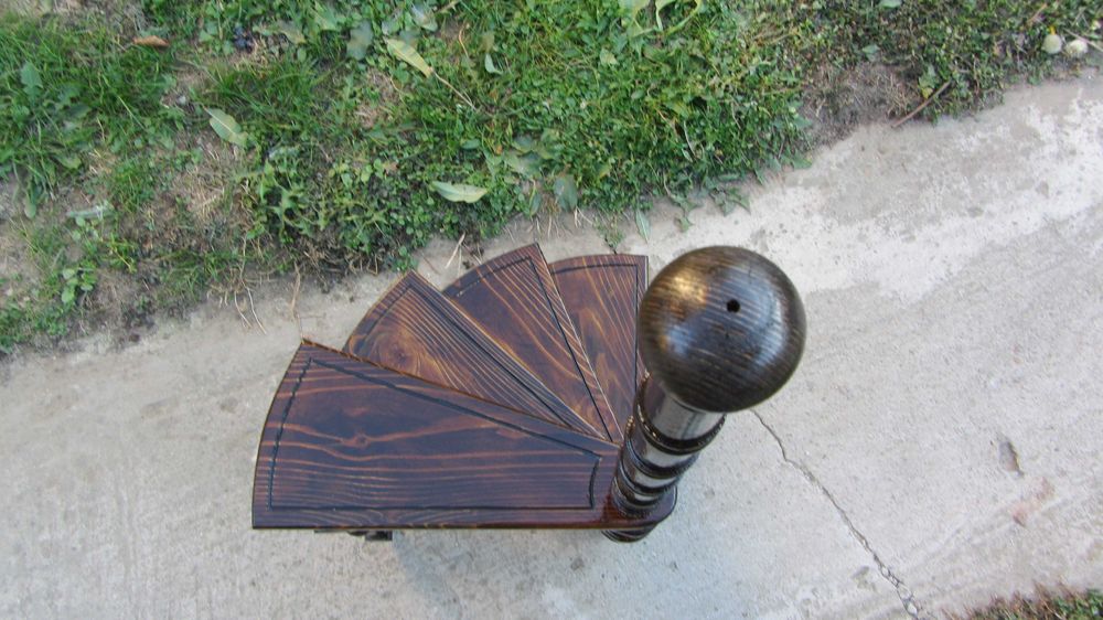 Scara in spirala pt biblioteca din lemn natural deosebit de frumoasa