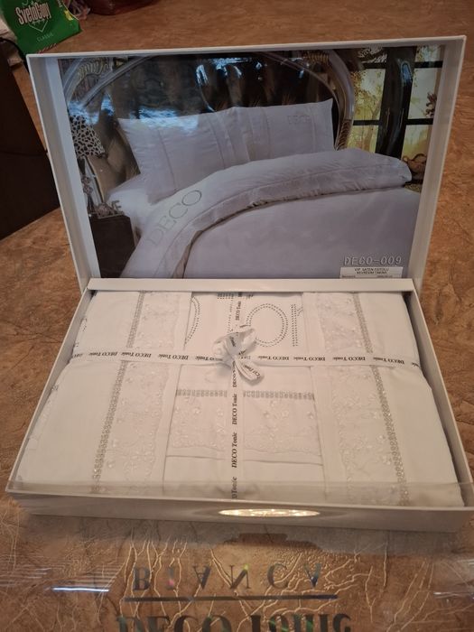 Продаётся свадебный белый комплек постельно гобелья