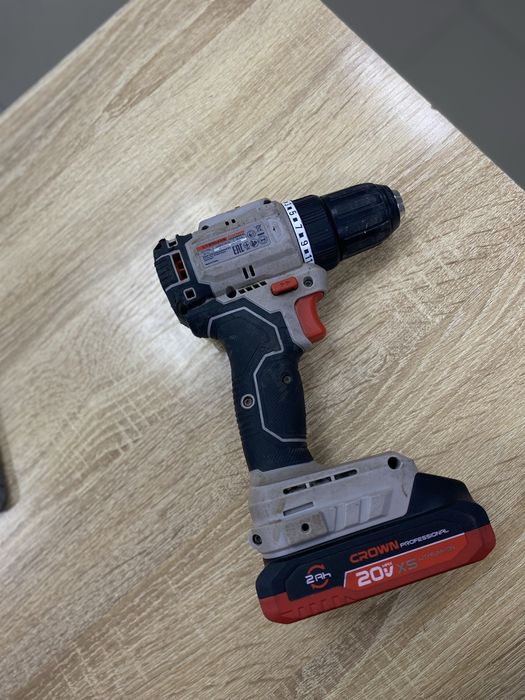 Шуруповерт Crown CT21104XS (ТМ79)