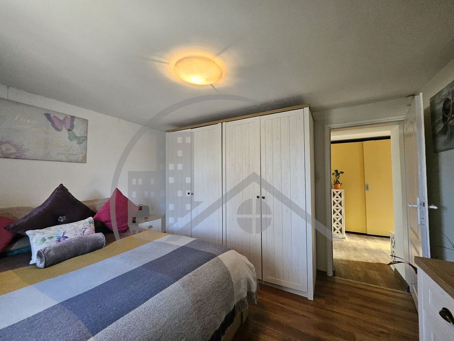 Къща с басейн, гараж и прекрасен двор