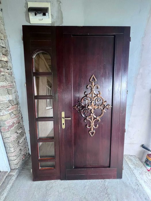 Ușă de intrare din stejar masiv, cu parte laterală vitrată, fără toc.