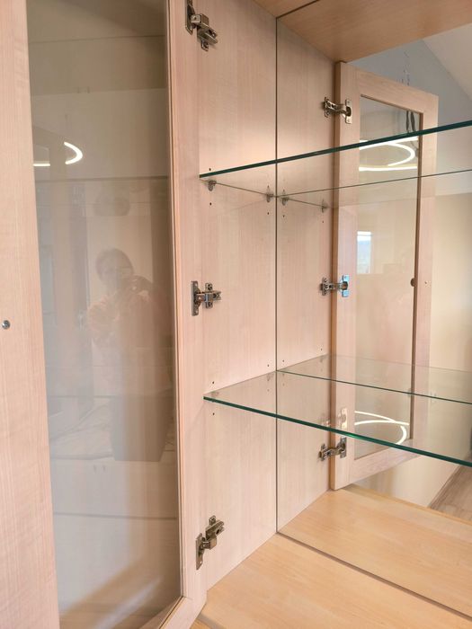 Масивен шкаф с витрина