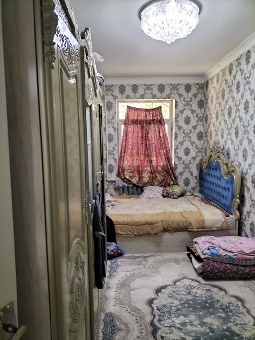 2 xonali uy 1 etaj. Yonida 6 etajli mehmonxona ham bor. 130000$.