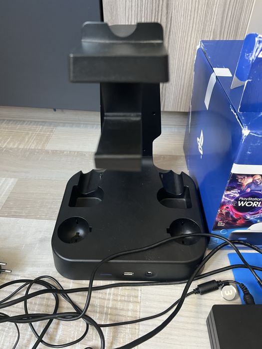 VR очила PS4 + 2 контролера + пушка + 3 игри