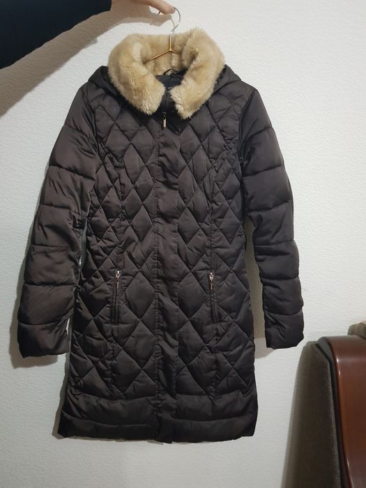 Брендовая зимняя куртка  с меховым воротником и капю