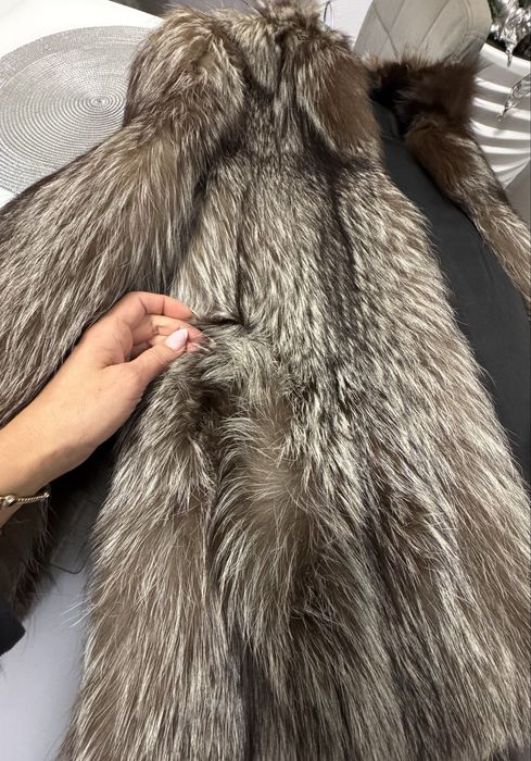 Елегантно палто от сребърна лисица