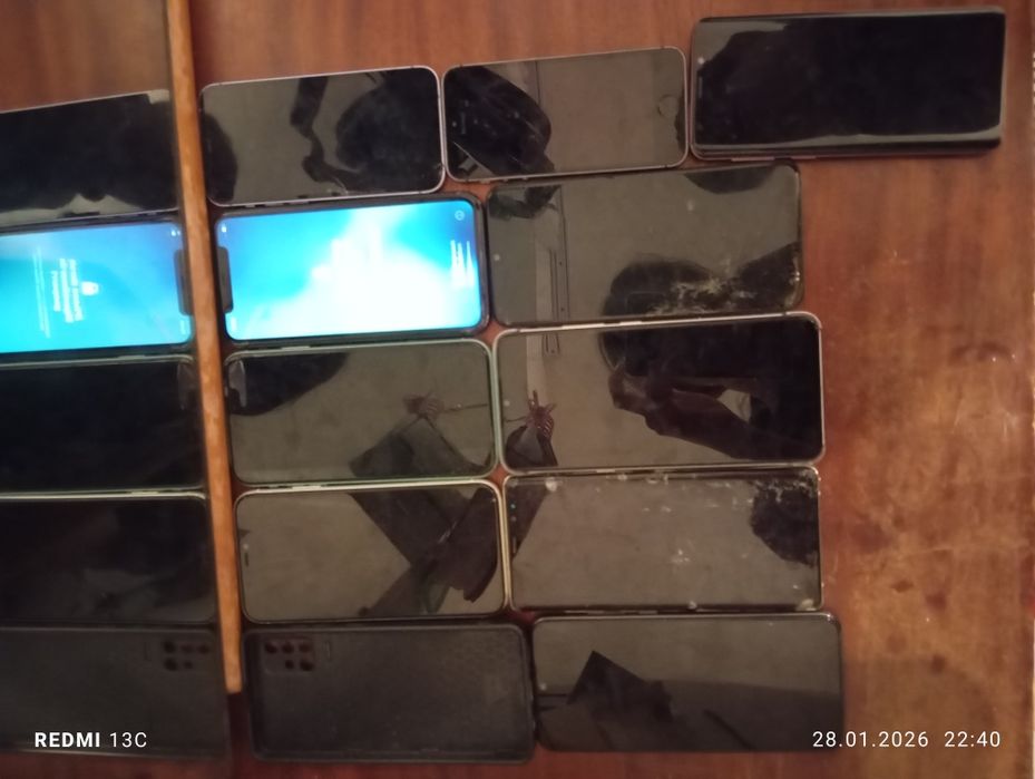 vând un lot de telefoane iPhone sau Samsung se vand și pe bucăți