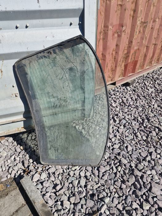 Заднее лобовое стекло  опель омега б