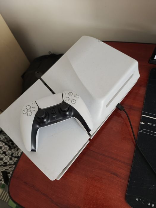 Vând PlayStation 5