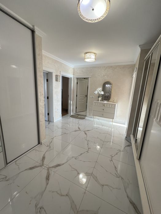 Тристаен Апартамент с ПАРКОМЯСТО, 2 бани, 2 спални до Катедралата.