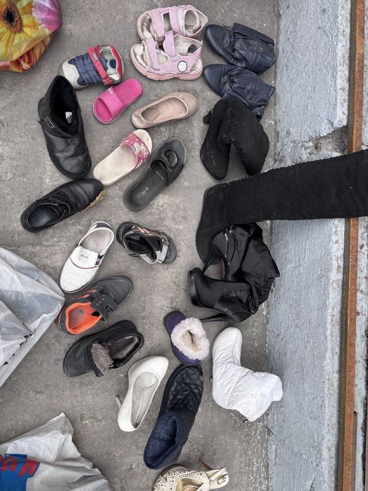 Обувь разная, куртки на девочку подростка