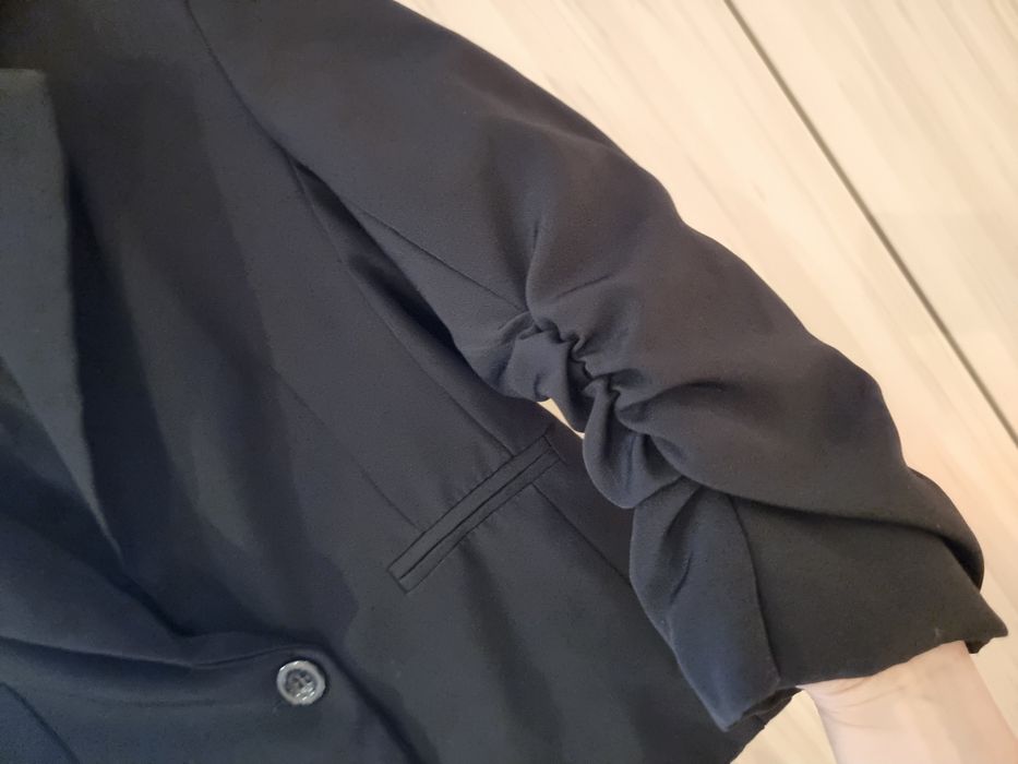 Дамско черно, късо сако с набрани ръкави