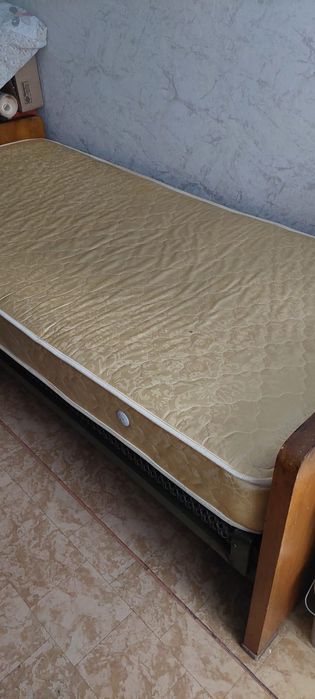 Кровать, шкаф, стол