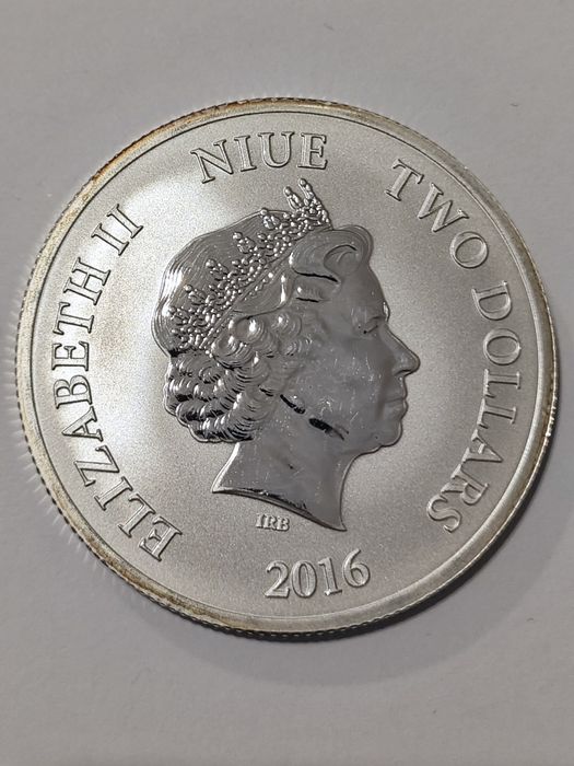 Сребърни монети и сребърен юбилен герб Елизабет 2