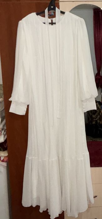 Белое платье, удобное и элегантное