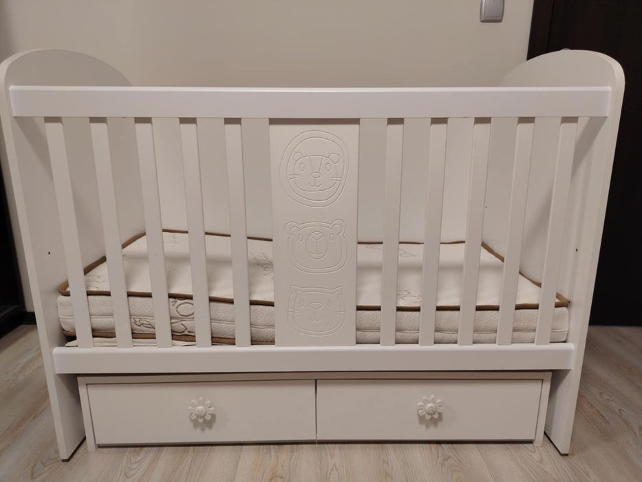 Детска кошара  с  люлка не е използвана никога,и подарък матрак(  нов)