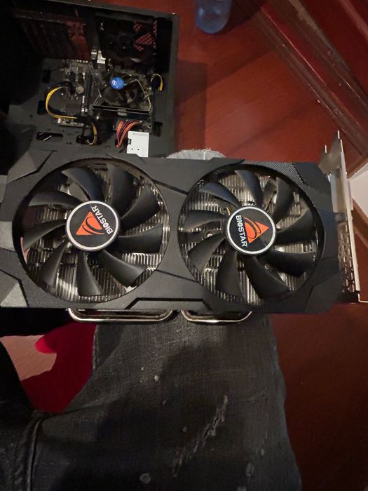 Pc de gaming cu tot cu 2 monitoare