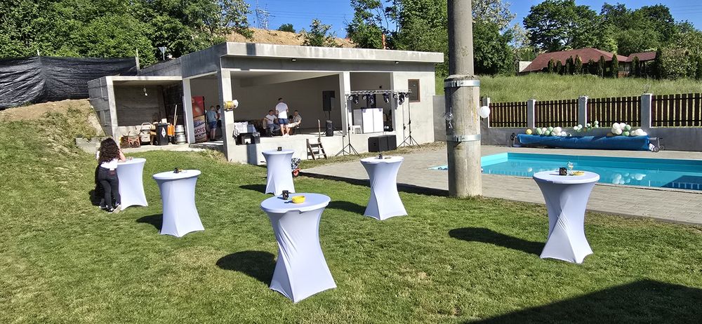 Închiriez mese de cocktail