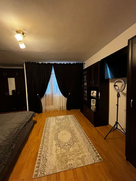 Vând apartament semidecomandat