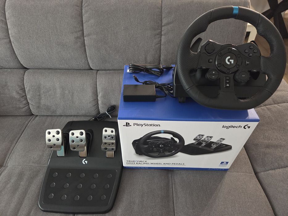 Volan Logitech G923 Trueforce ptr PS5, PS4 si PC