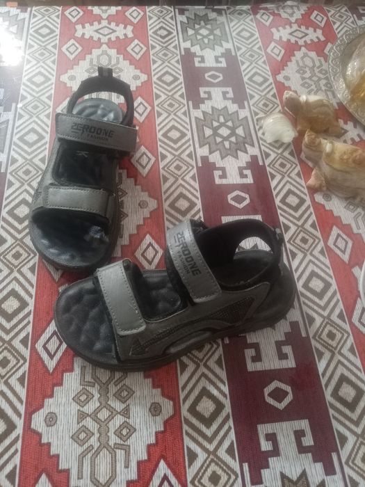 Продам 5 пар хорошей обуви на мальчика