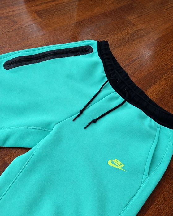 Pantaloni Nike tech