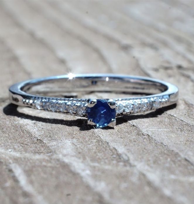 Пръстен 18К бяло злато с диаманти и сапфир