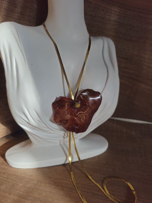 Колие с естествен цвят на Антуриум.